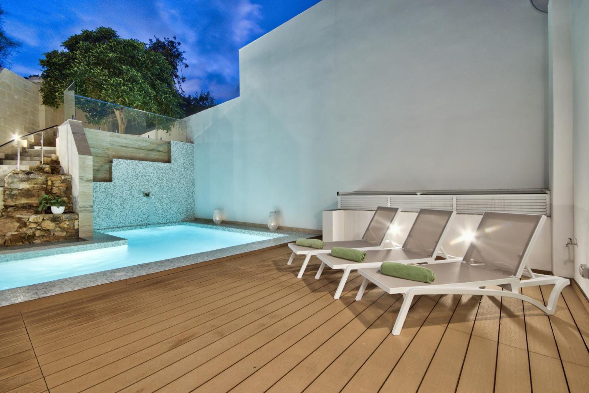 Villa Maltese Luxury - Sunset Infinity Pools, Indoor Heated Pools And More!