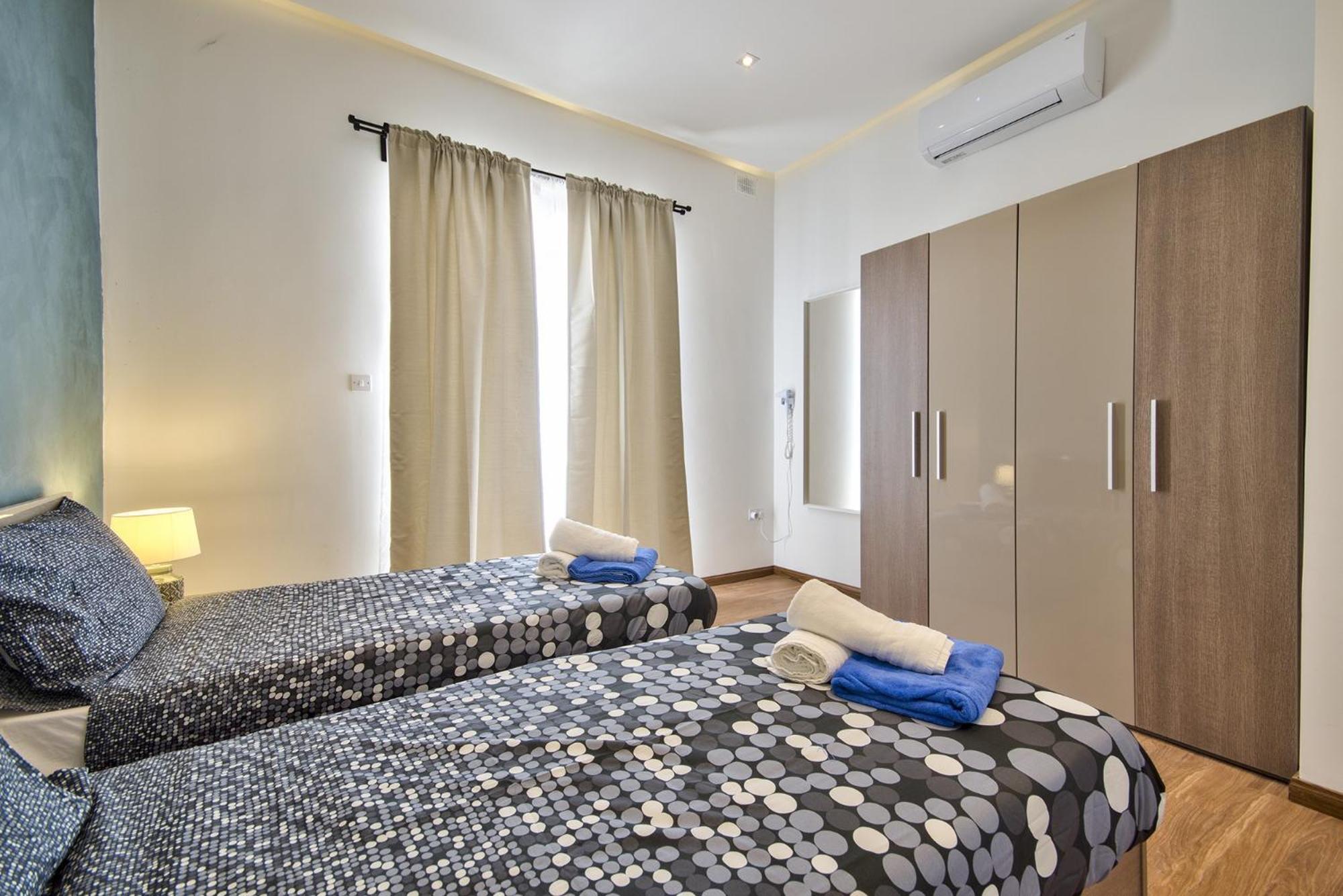 Maltese Luxury - Sunset Infinity Pools, Indoor Heated Pools And More! Villa