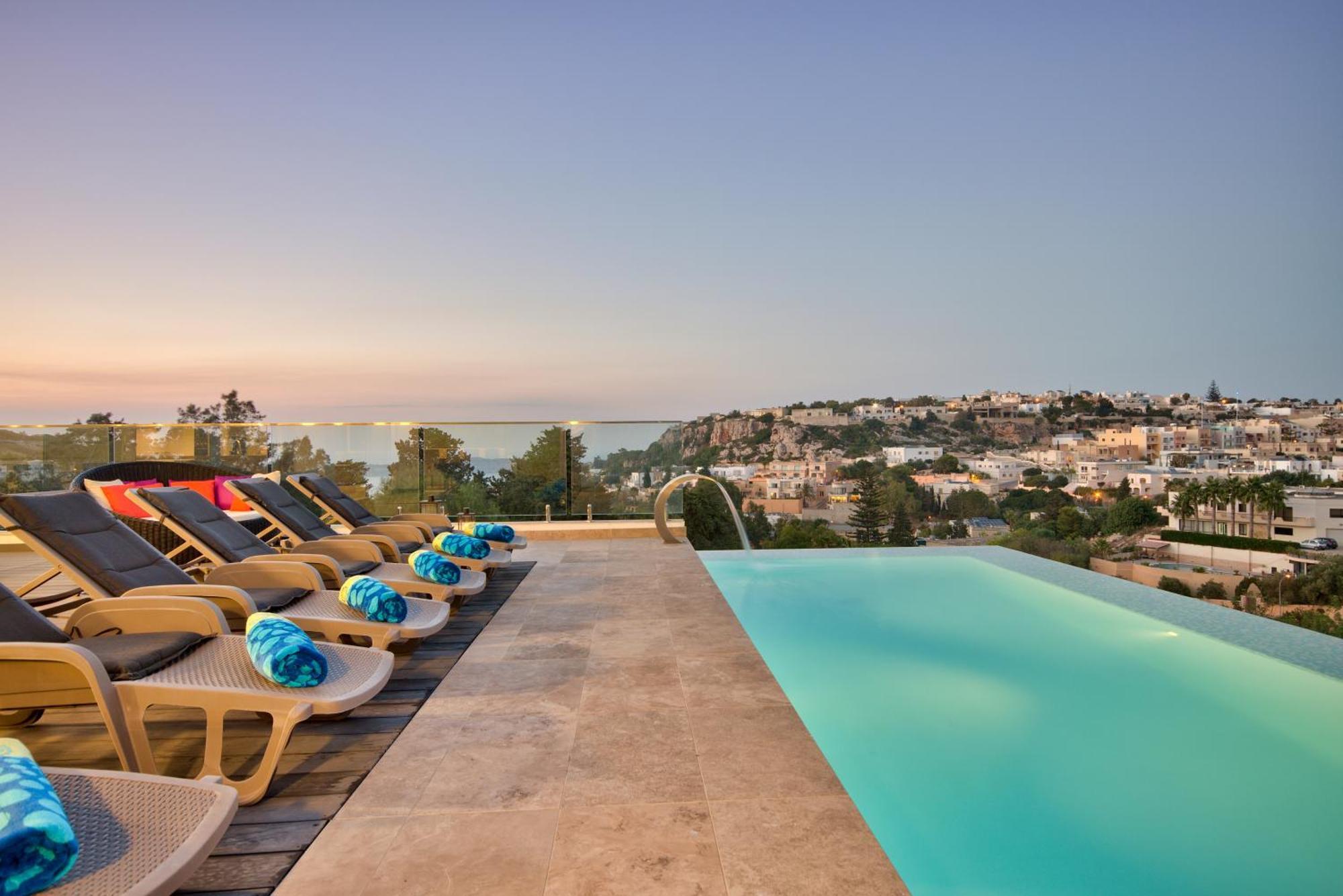 Villa Maltese Luxury - Sunset Infinity Pools, Indoor Heated Pools And More! *